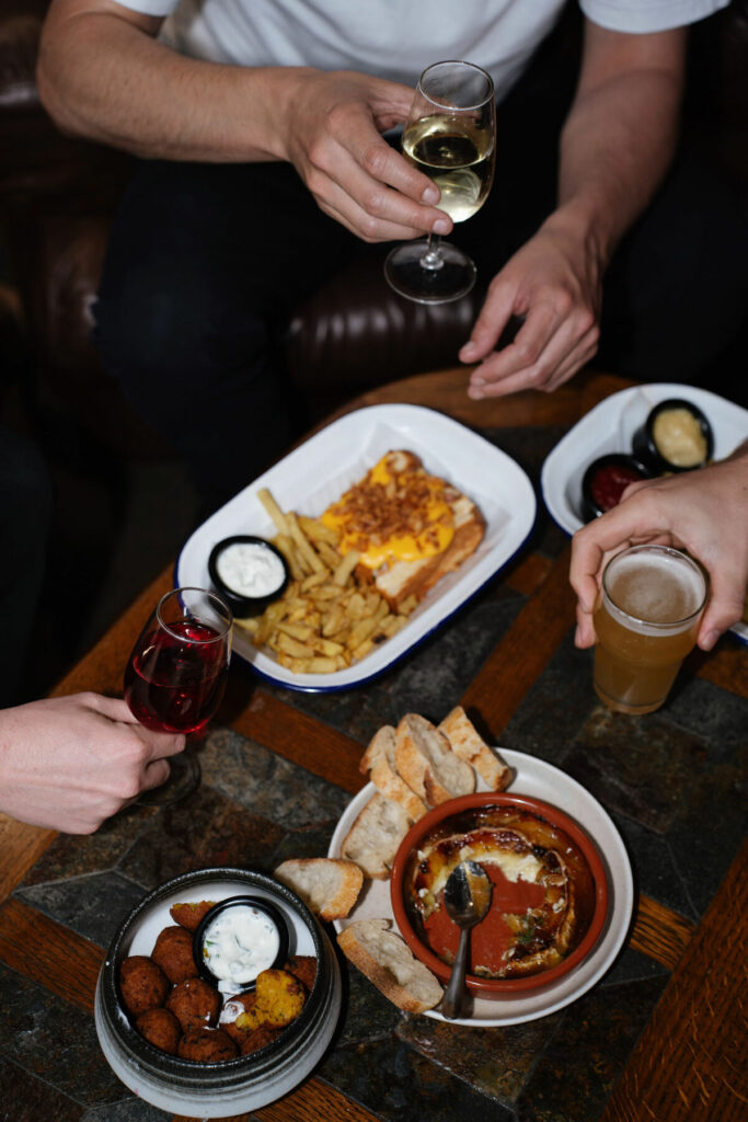 Apéritif entre copains au Bar Module avec des bières du vin et des sandwichs burgers  - Photographe Restaurants Toulouse | Alba