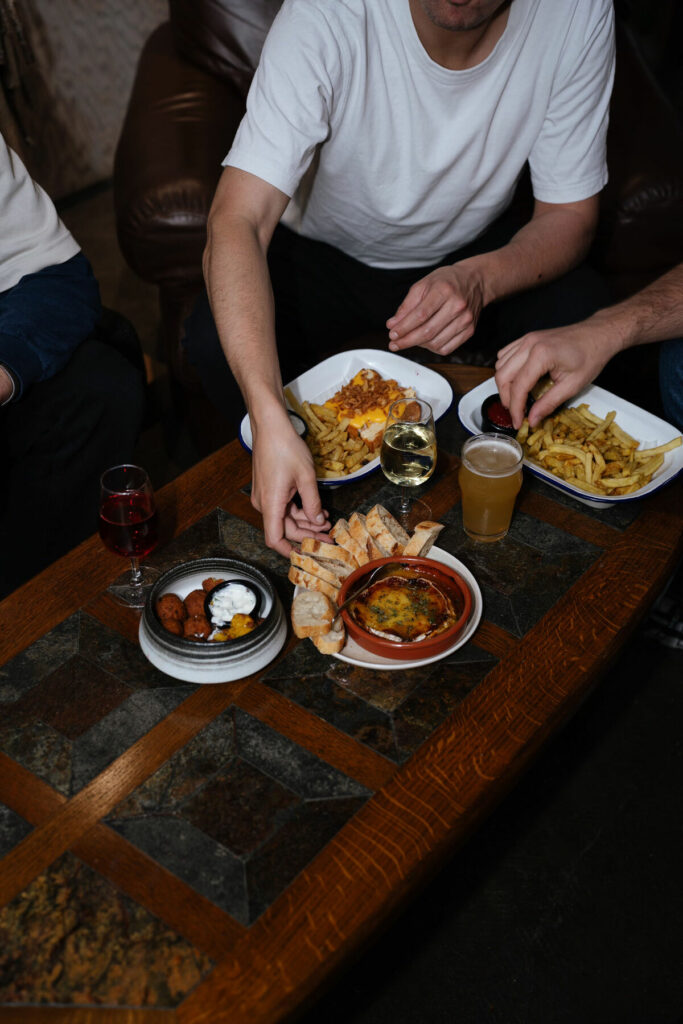 Apéritif entre copains avec bières verres de vin frites et burgers chez Module Nantes - Photographe Restaurants Toulouse | Alba