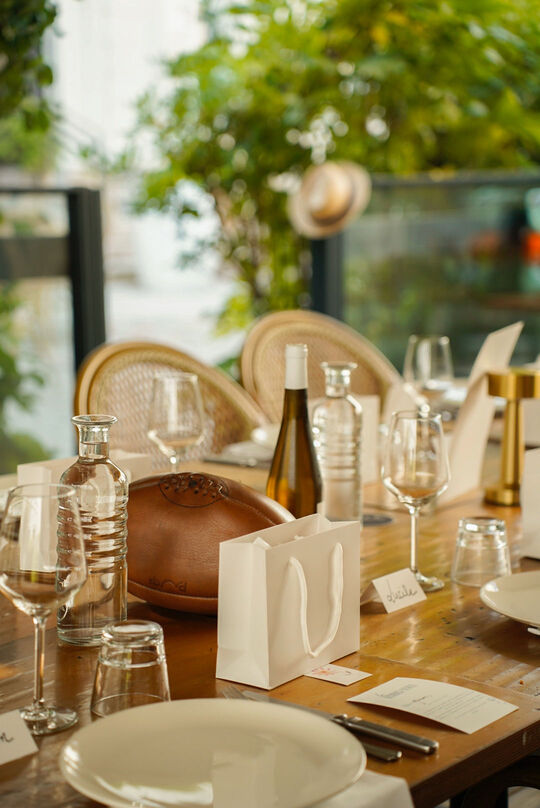Tables dressées et cadeaux des convives installés sur la table de l'événement Le Rendez-vous au restaurant Goguette de Nantes - Photographe Événements Toulouse | Alba