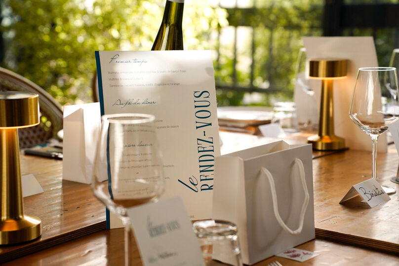 Menu événement privé Le Rendez-vous posé sur la table des invités - Photographe Événements Toulouse | Alba