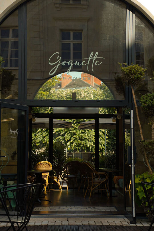 Devanture Restaurant Goguette avec de la végétation - Photographe Événements Toulouse | Alba