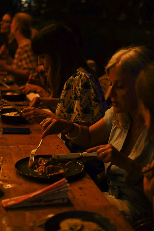 Personnes qui mangent à un dîner événement organisé au restaurant Goguette de Nantes - Photographe Événements Toulouse | Alba