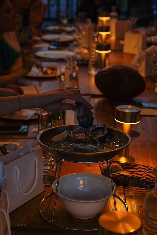 Dîner événement Le Rendez-vous chez Goguette Nantes table ambiance tamisée avec huîtres - Photographe Événements Toulouse | Alba