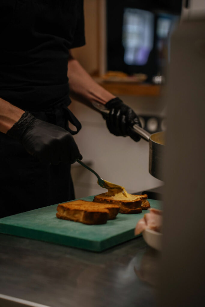 Dressage de plat dans les cuisines du bar Module Nantes - Photographe Culinaire Toulouse | Alba
