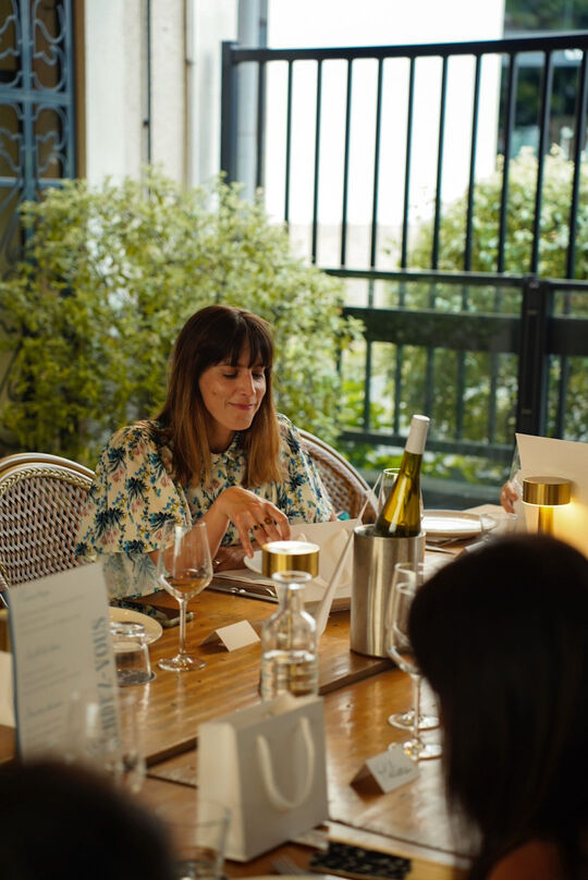 Femme qui sourit invitée dîner privé événement Le rendez-vous au restaurant Goguette à Nantes - Photographe Événements Toulouse | Alba