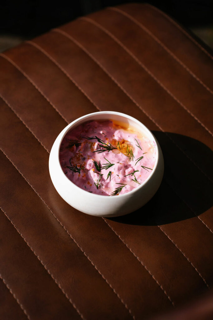 Plat signature houmouse de betteraves rose carte food Module Nantes - Photographe Restaurants Toulouse | Alba