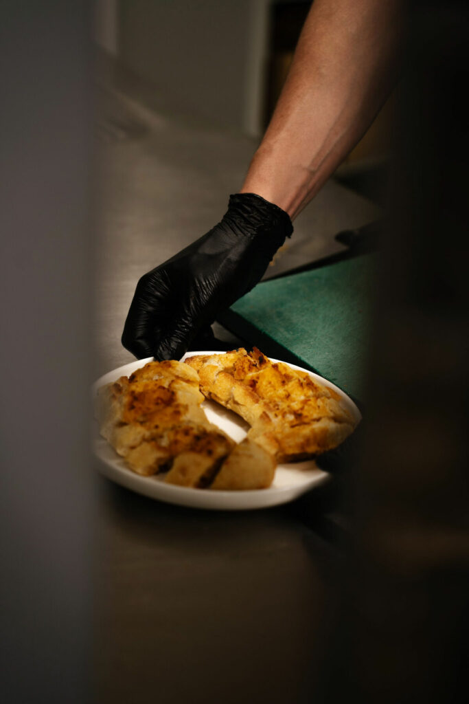 Chef en cuisine qui dresse un plat à base de préfou au restaurant bar Module à Nantes - Photographe Restaurants Toulouse | Alba