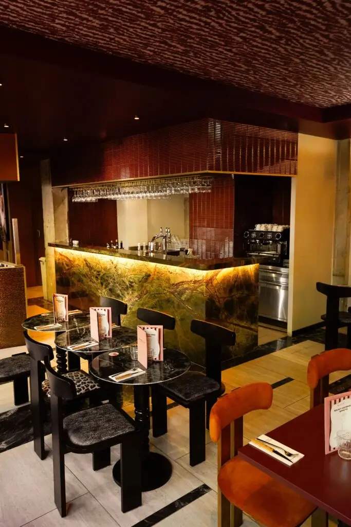 Photo d'espace bar lumineux et tables dans la salle principale du restaurant Gruppomimo - Photographe Restaurant Toulouse | Alba