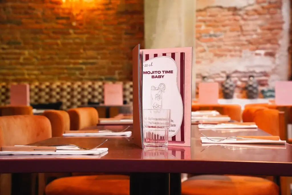 Carte Menu du restaurant Gruppomimo posée sur la table - Photographe Restaurant Toulouse | Alba