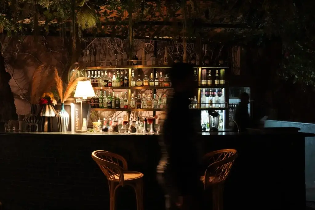 Photo retail d'une personne floue qui passe devant le bar photographie d'architecture d'espace restaurant rôtisserie de la paix Marrakech - Photographe Restaurant Toulouse | Alba