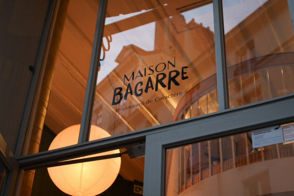 Devanture à la tombée de la nuit au restaurant Maison Bagarre | Alba Photographe Restaurant Toulouse