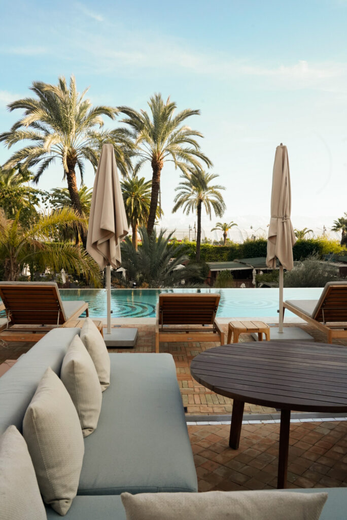Terrasse avec piscine et transats hôtel de luxe Le Sofitel, Marrakech