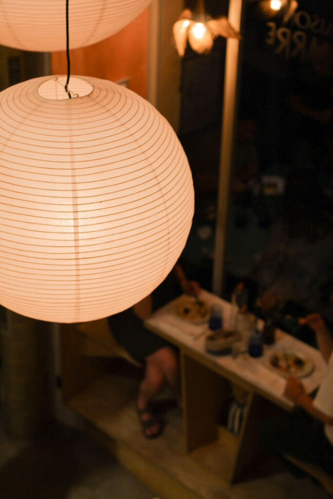 Salle intérieur restaurant Maison Bagarre lors d'un service du soir, luminaire décoratif, ambiance tamisée