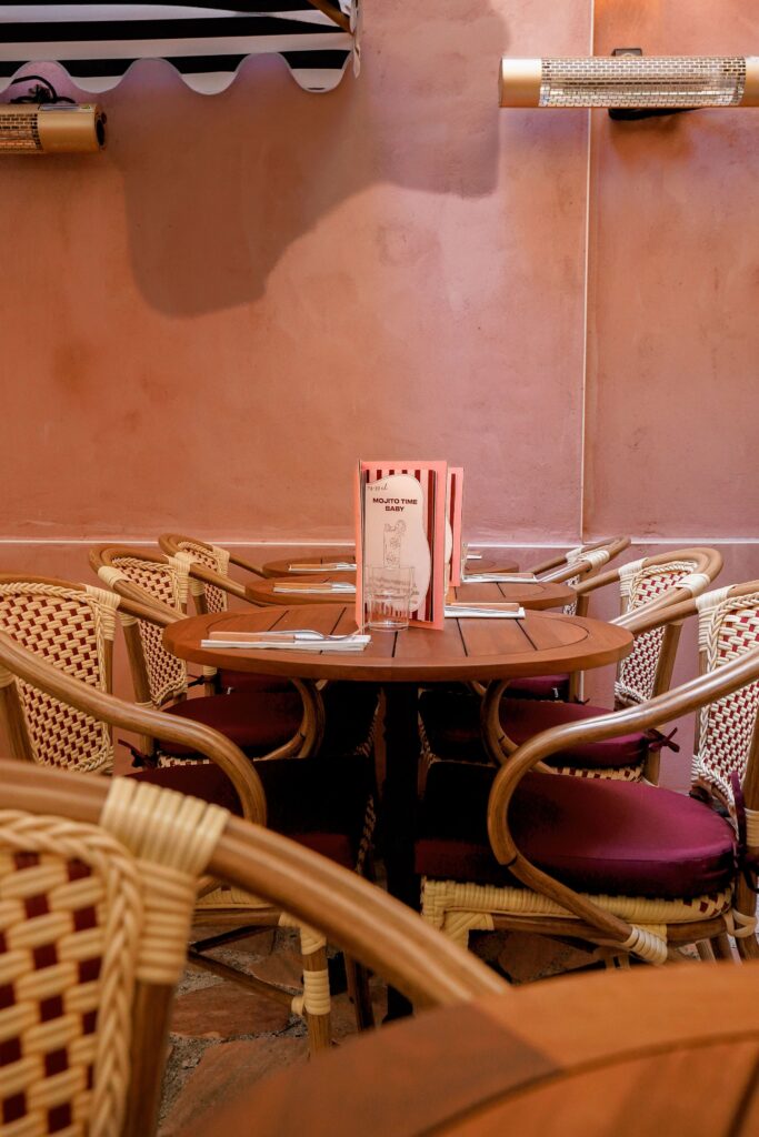 Carte menu du restaurant italien Gruppomimo posé sur une table sur la terrasse intérieure du restaurant - Photographe Restaurant Toulouse | Alba