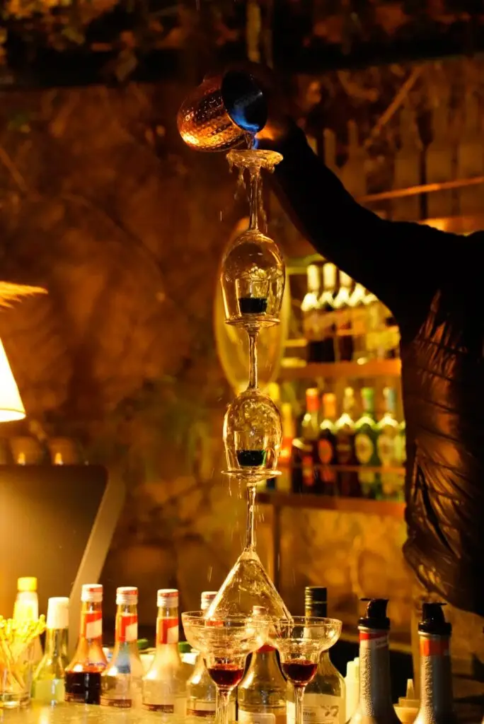 Mise en scène cocktails par le barman Restaurant Rôtisserie de la Paix Marrakech Quartier Guéliz - Photographe Restaurant Toulouse | Alba