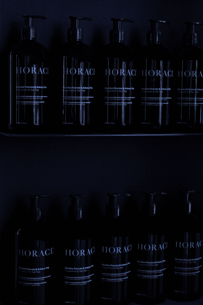 Facing de produits identiques dans Magasin Horace, Univers Retail