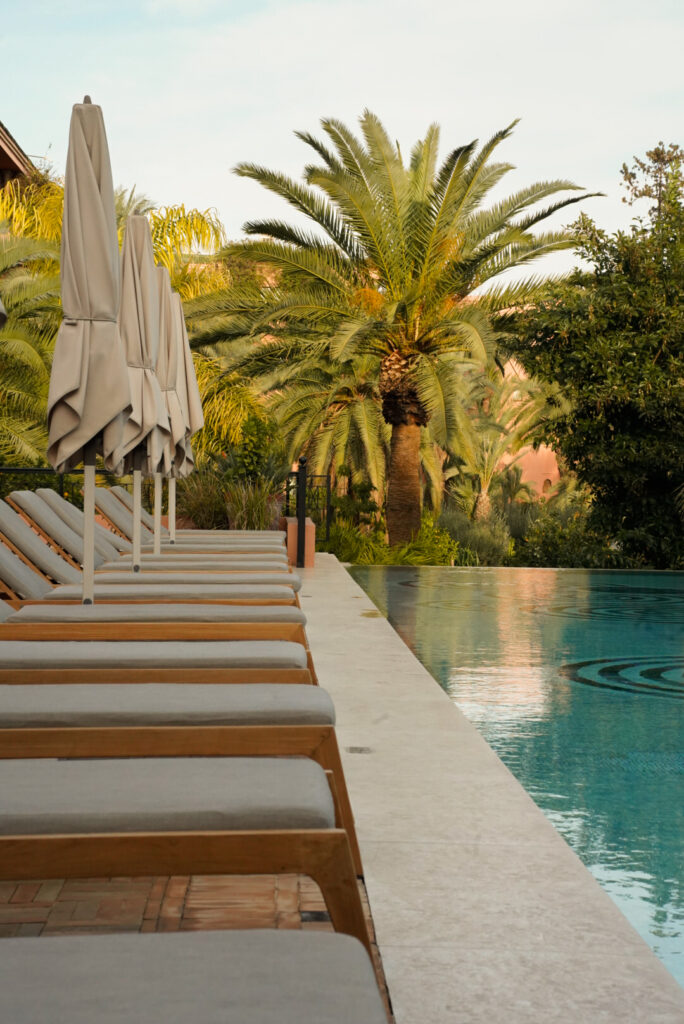 Photo de la piscine et la terrasse de l'hôtel de luxe Sofitel à Marrakech