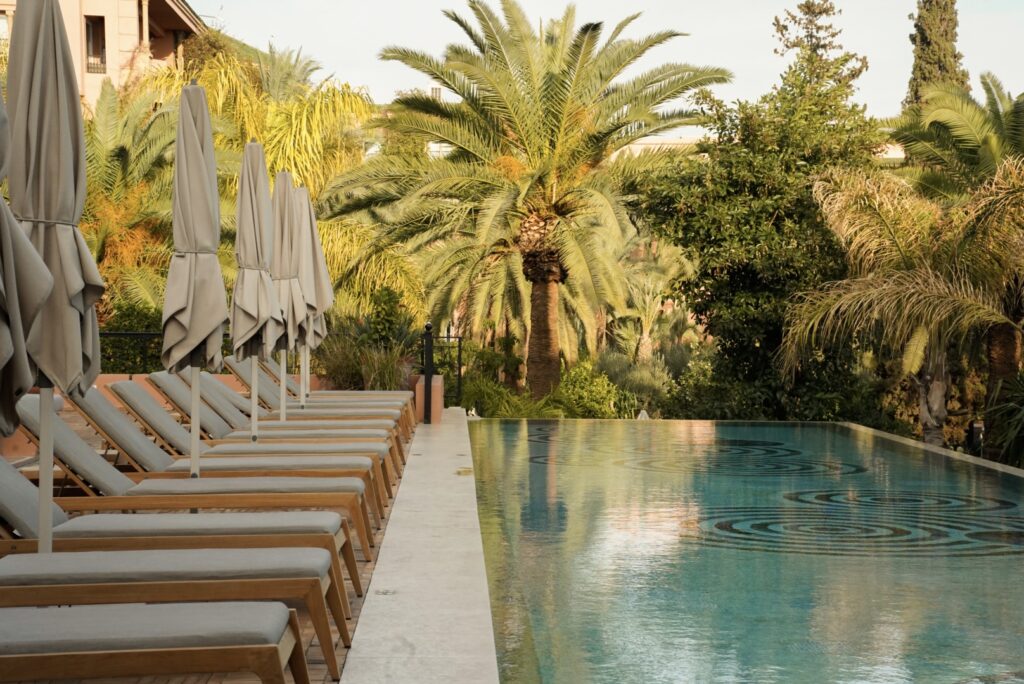 Photo de la piscine et la terrasse de l'hôtel Sofitel à Marrakech
