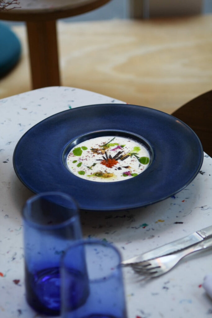 Plat dans une assiette bleue sur table, restaurant Maison Bagarre