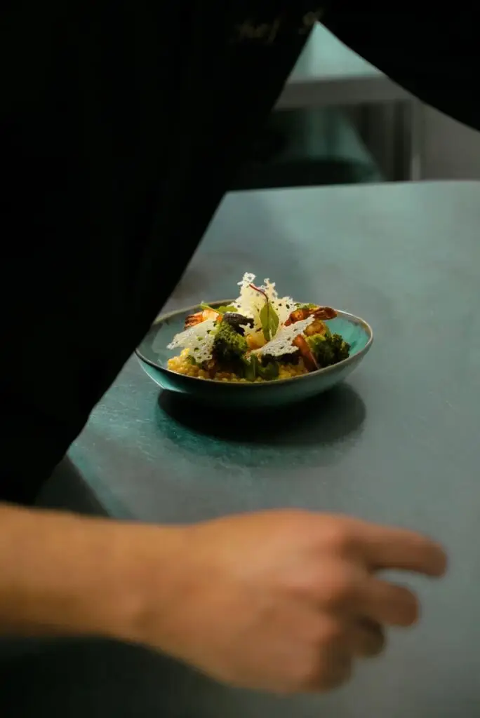 Plat dressé par un chef dans les cuisines du restaurant rôtisserie de la paix Quartier Guéliz à Marrakech | Alba Photographe Restaurant Toulouse