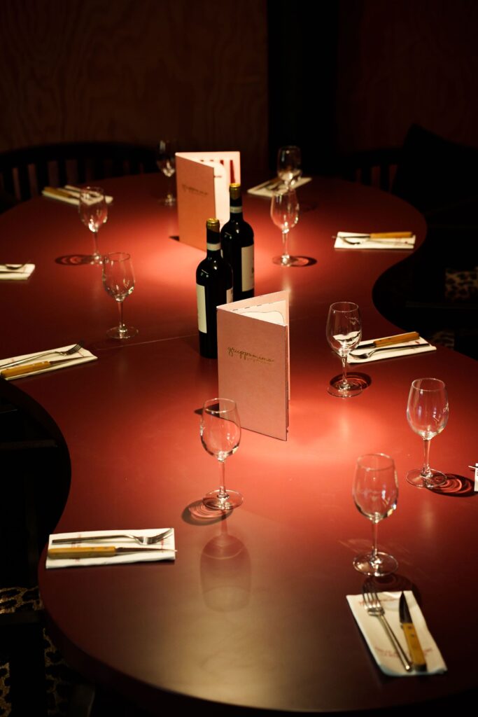 Table dressée ambiance tamisée Restaurant italien Gruppomimo - Photographe Restaurant Toulouse | Alba