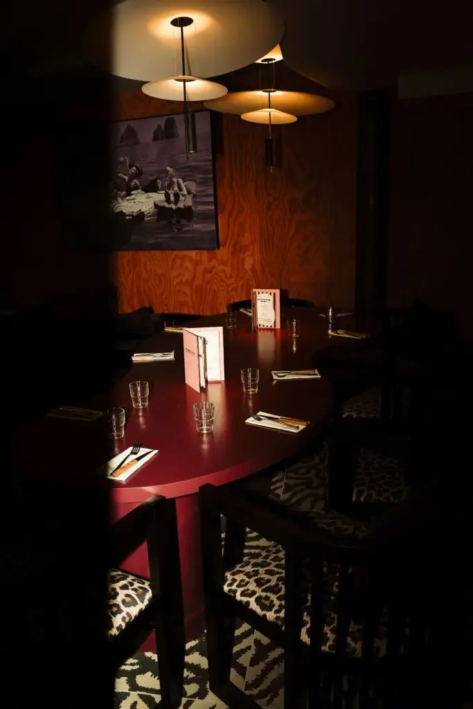 Photo vintage au flash d'une table du restaurant Gruppomimo de Toulouse - Photographe Restaurant Toulouse | Alba