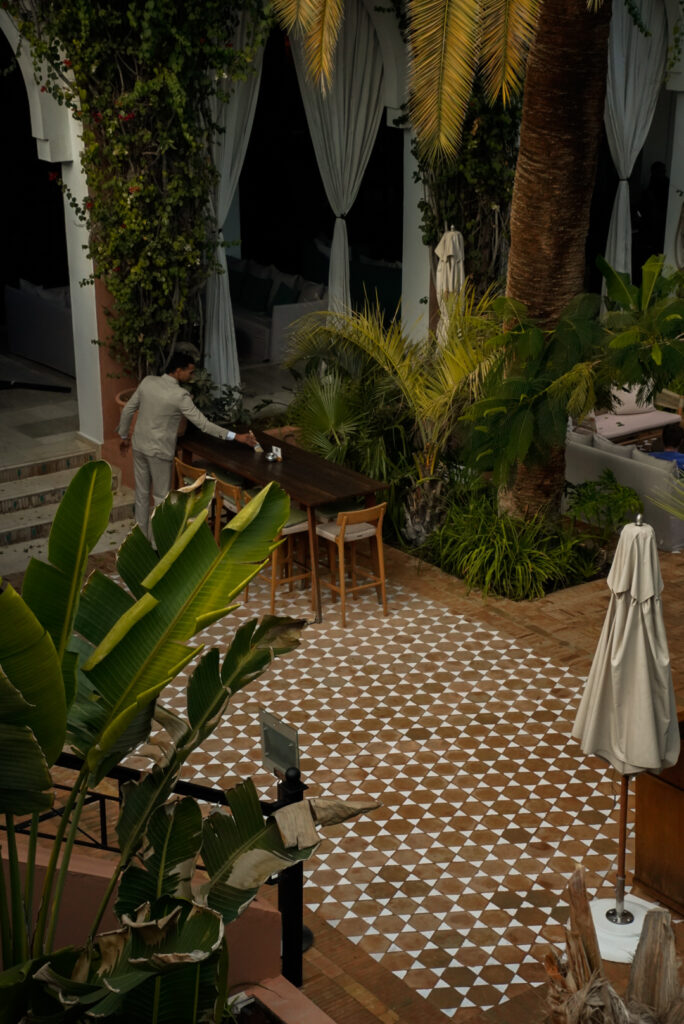 Photo de la terrasse extérieure de l'hôtel de luxe le Sofitel à Marrakech, réalisée par une photographe professionnelle