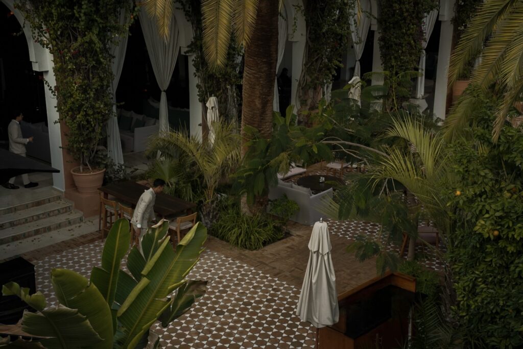 Photo de la terrasse extérieure de l'hôtel de luxe le Sofitel à Marrakech, réalisée par une photographe professionnelle.