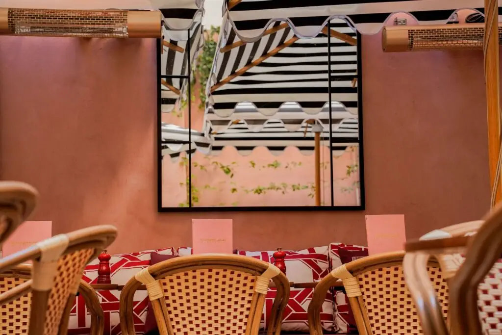 Parasols et banquette de la terrasse intérieure Gruppomimo Restaurant Italien - Photographe Restaurant Toulouse | Alba