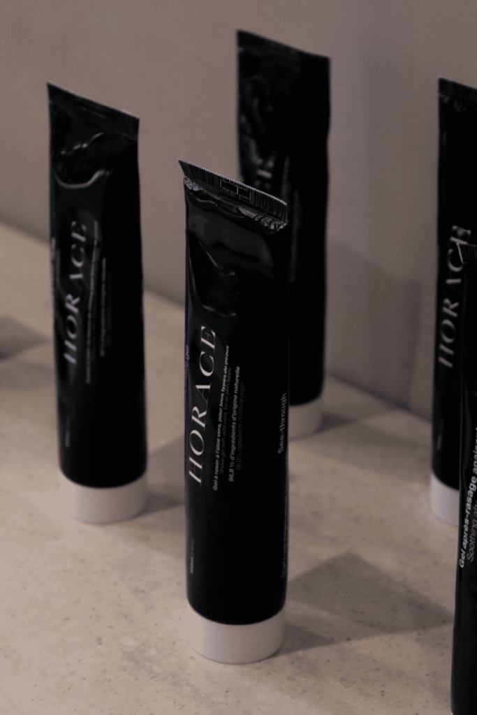 Plusieurs tubes de produit Horace dans le Magasin Retail