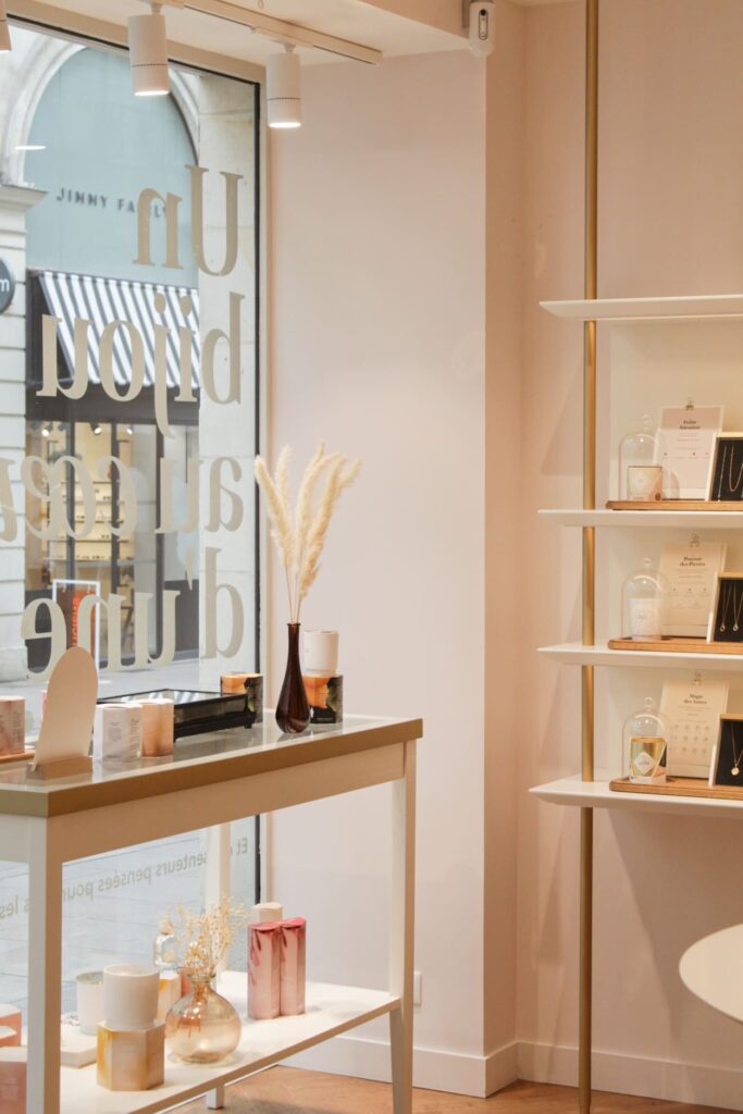 Intérieur de la boutique My Jolie Candle, photographie retail pour boutique