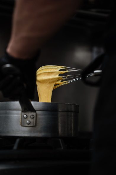 Fouet avec sauce cheddar en cuisine avec le chef bar Module - Photographe Culinaire Toulouse | Alba
